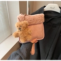 Detail der rosafarbenen Wildleder-Umhängetasche mit Plüschbesatz und Teddy-Anhänger - Roze mit Anhänger