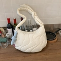Weiße gesteppte Nylon-Tasche mit Wellenmuster und geknotetem Schultergurt-Detail - Weiß