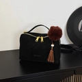 Dettaglio borsa in camoscio nero con logo dorato e ciondolo a sfera in pelliccia - Con Ciondolo / Foresta Nera