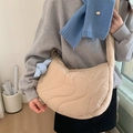 Beige gesteppte Knödeltasche mit Wellennaht und blauem Schleifenanhänger - Khaki