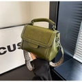 Detail der dunkelgrünen Vintage-Tasche mit Kontrastnaht und gewebtem Schultergurt - Grün
