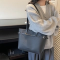 Minimalistische schwarze Totebag mit Litschi-Textur und Gürtel mit Silbernieten - Schwarz