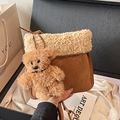 Bolso bandolera de ante marrón con ribete de piel blanca y un colgante de osito de peluche - Con Colgante de Oso / Caqui