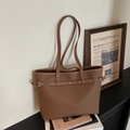 Minimalistische braune Tote Bag aus Leder mit Nieten und Vintage-Schulterriemen - Braun