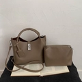 Ensemble sac seau taupe avec pochette assortie sur livre ouvert avec bandoulière - Ensemble de sacs 2-en-1 / Gris