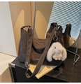 Detalle de bolso bandolera marrón oscuro con un tierno colgante de conejo de peluche - Café con Colgante