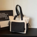 Borsa tote a contrasto in nylon beige e nero con tasca frontale zip per palestra e viaggi - Bianco e Nero