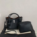 Détail du sac seau noir en cuir grainé avec fermoir rotatif argenté et pochette - Ensemble de sacs 2-en-1 / Noir