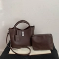 Détail du sac seau en cuir grainé marron avec fermoir métallique et pochette interne - Ensemble de sacs 2-en-1 / Marron