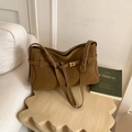 Braune Shopper-Tasche aus Wildlederimitat mit goldener Schließe und Trageriemen - Braun