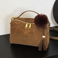Borsa a tracolla marrone in camoscio con dettagli dorati e ciondolo di peluche - Con Ciondolo / Marrone Foglia