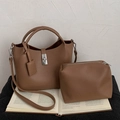 Sac seau marron en cuir grainé avec pochette assortie et fermoir rotatif argenté - Ensemble de sacs 2-en-1 / Marron