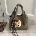 Sac seau en cuir grainé marron café avec une breloque d'ours en peluche et un nœud - Avec Pendentif / Gris