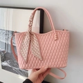 Bolso acolchado rosa de cuero sintético con asa tejida y pañuelo de cuadros - Rosa