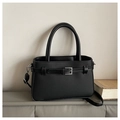 Sac bandoulière noir minimaliste avec texture grainée et boucle décorative argentée - Noir