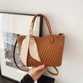 Bolso tote marrón acolchado de rombos con asas y pañuelo decorativo de seda - Marrón