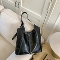 Détail d'un grand sac cabas noir avec surpiqûres blanches et boucle à anneau métallique - Noir