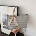 Bolso acolchado gris con pañuelo de seda geométrico y correa de hombro ajustable - Gris