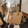 Bolso tote acolchado vintage color camel latte con pañuelo de seda y correa para el hombro - Caqui