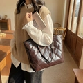 Sac fourre-tout matelassé marron foncé brillant avec chaîne argentée sur modèle - café
