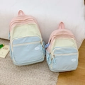 Dettaglio degli zaini macaron in patchwork con tasche multiple e finitura del materiale - Grande / Blu