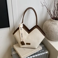 Detail van beige geweven shopper met bruine leren bies en unieke V-vormige opening - Crèmewit met bruin