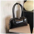 Détail du sac Boston en cuir verni noir brillant avec double fermeture éclair argentée - Noir