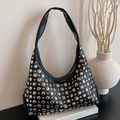 Bolso hobo negro de cuero sintético con remaches plateados y correa integrada - Negro