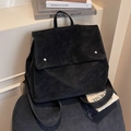 Minimalistischer schwarzer Rucksack in Wildleder-Optik mit Klappe und Silbernieten - Schwarz