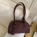 Sac Boston vintage marron foncé mat avec longues anses et détails en daim texturé - Marron