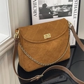 Borsa a tracolla trapuntata marrone caramello con chiusura dorata e texture scamosciata - Marrone