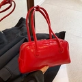 Sac Boston rouge brillant en cuir verni avec poignées fines et fermeture éclair argentée - Rouge