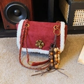 Bolso bandolera de ante rojo con ribete de piel sintética y colgante de madera bohemio - Con Colgante / Rojo