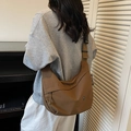 Bolso bandolera de nailon marrón con forma de media luna y correa ajustable estilo casual - Marrón