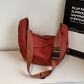 Sac bandoulière demi-lune rouge foncé en nylon avec large sangle et boucle noire - Rouge Brique