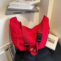 Grand sac bandoulière croissant en nylon rouge avec large sangle réglable - Rouge
