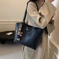 Bolso tote vintage de cuero sintético negro con colgante de conejo y texto - Con Colgante / Negro