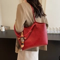 Bolso tote chic de cuero rojo con colgante de conejo y gran capacidad para mujer - Con Colgante / Burdeos
