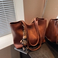 Bolso tote retro marrón de gran capacidad con herrajes dorados y colgante de conejo - Con Colgante / Marrón