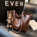 Bolso tote retro marrón oscuro en cuero encerado con colgante de conejo en sofá negro - Con Colgante / café