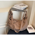 Detailansicht der kaffeebraunen Nylon-Halbmondtasche mit Kordelzugtasche und verstellbarem Gurt - Kaffeebraun