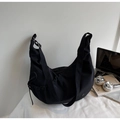 Detail der minimalistischen schwarzen Hobo-Bag mit verstellbarem Gurt und Kordelzug - Schwarz