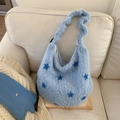 Détail du sac à main en peluche bleu clair avec broderie d'étoiles et bandoulière plissée - Bleu clair