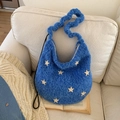 Détail du sac hobo bleu en peluche avec motif d'étoile blanche et texture douce au toucher - Bleu foncé