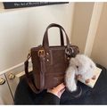 Dettaglio della borsa a secchiello in pelle testa di moro con finiture dorate e ciondolo - Con Ciondolo in Peluche / Marrone