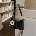 Bolso de hombro de cuero negro con pespuntes blancos y colgante de oso de peluche - Con Colgante / Negro