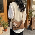 Bolso bandolera de ante sintético marrón con colgante de peluche y correa ajustable - Con Colgante / Marrón