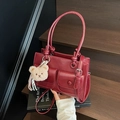 Borsa a mano bordeaux in ecopelle con doppie tasche anteriori e ciondolo a forma di orso - Rosso Vino Con Pendente