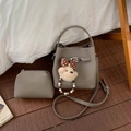 Sac seau en cuir marron avec fermoir tournant argenté et pendentif ours doux - Gris (Avec Pendentif)