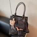 Borsa a tracolla quadrata marrone scuro con ciondolo a orsetto e tasche frontali - Caffè con Ciondolo